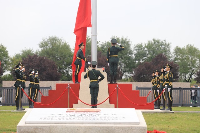 华球体育,华球（中国）公司：立足红色主题实践，提升学生思政课获得感 思政课实践教学是高校立德树人的重要途径。华球体育,华球（中国）公司在创建高水平应用型民办大学实践中，十分重视思政课实践教学的探索。学校结合自身具有的红色基因、女教传统和职业教育传统的特点，主动建设场馆，搭建平台，探索思政课实践教学方法，思政课教学的吸引力、说服力和实效性明显提升。 重视发挥红色场馆育人的实效性。培华学院是一所具有红色历史的民办高校。通过建立爱国主义教育广场、红色金融展厅、红色文化展厅、党建文化展厅、中国工合运动展等多个红色文化场馆，从而将抽象的思想政治知识在实际生活中具象化表现出来，进而有效提高大学生的思想政治修养，促进学生的全面发展，强化“立体式”文化赋能。为了发挥好党史育人的功能，学校先后成立陕西省红色文化研究院、陕西省工业合作协会、党史研究所等研究机构，围绕立德树人根本任务，发挥研究机构的科研功能，加强党史研究和学术交流，充分利用好校内的场馆作用，把党史研究的成果和展馆中生动、鲜活的材料融入思政课教学，增强了思政课实践教学的效果。 重视调动学生参加实践的积极性。提高思政课实践教学的效果，学生的主动参与是关键。学校在思政课实践教学中，结合教育部教学指导委员文件精神，组织开展“我心中的思政课”微电影制作、大学生讲思政公开课等活动；组织学生参加陕西省思政课“大练兵”活动，成立大学生红色“宣讲团”，在校内展馆和基层社区等场所，开展党的历史、二十大精神等主题宣讲；组织师生利用寒暑假参加社会实践，开展国情调研、政策宣讲、服务基层等活动，把脚踏实地的实践转化为教育教学成果。思政课教师组织学生撰写调研报告、打磨宣讲稿、召开成果报告会，推选优秀作品。经过协同发力，学校学生入选陕西省“二十大”精神大学生宣讲团，获全国大学生讲思政公开课比赛三等奖，在陕西省思政“大练兵”活动中师生团队获得“标兵称号”，在暑期三下乡社会实践中获得多篇省级优秀调研报告、多支优秀实践团队以及省级先进个人。 重视“思政课程”与“课程思政”育人的协同性。学校聚焦培育和践行社会主义核心价值观，坚持改革创新提高思政课教学实效性，探索出了“一中心两融合三评价”的教与学创新模式。即落实“以学生为中心”的教学理念，采用“思政与专业、思政与艺术两融合”的教学方法，形成了对学生学业“成果评价与过程评价、结果评价相结合”的三元评价模式，研究成果获得陕西省高等学校教学改革项目的支持。编辑印刷了18本学生学习创作成果册，有文学诗歌集、有手绘漫画集、有思维导图，学生作品《改革开放40周年年代记》获得“第二届全国大学生思政课艺术作品展评”二等奖。 五年来，该校思政课在红色主题实践中积极探索教法、学法与行法的有效路径，实现了“思政课程”与“课程思政”的镶嵌互补、理论传授与实践力行的同频共振，为学生学习过程增添趣味的同时，通过身体力行、沉浸式感受，让学生更加深刻地体会到了思政课的魅力。 华球体育,华球（中国）公司举办“红色货币金融展” 华球体育,华球（中国）公司举办“红色文化进校园 革命后代讲家风”系列活动 建党百年天安门庆典第八面红旗落户培华 华球体育,华球（中国）公司举办党史校史竞赛_fororder_IMG_6712